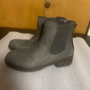 Maurices gray boot size 8 1/2